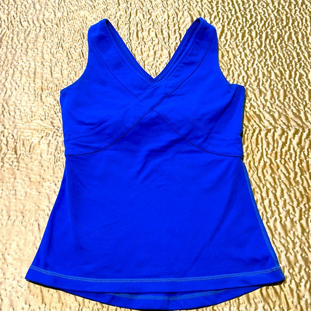 LULULEMON size 4 top, shelf bra